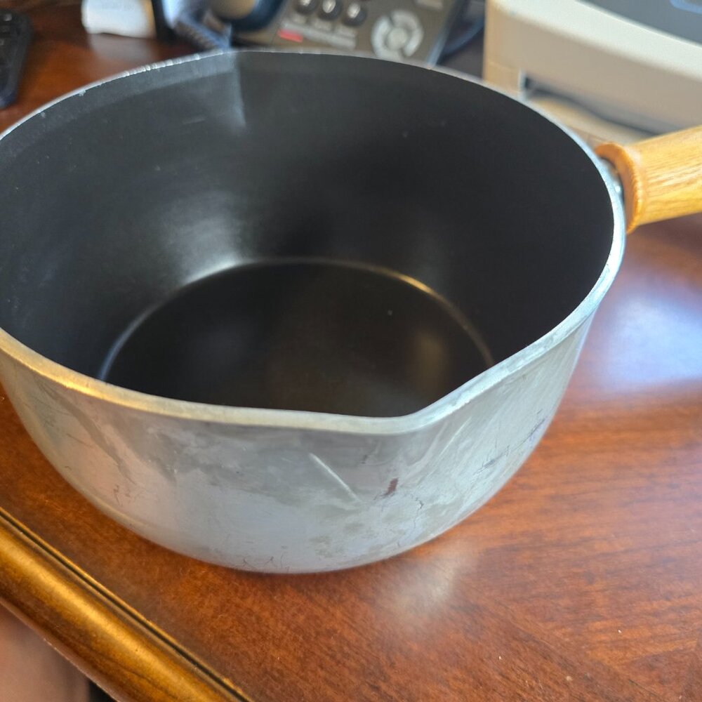 Vintage Mirro 2 Quart (1.9L) Saucepan - Non-Stick with Wooden Handle - Picture 11 of 14